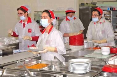 Operatori della Dussmann al lavoro (archivio) 