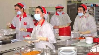 Operatori della Dussmann al lavoro (archivio)