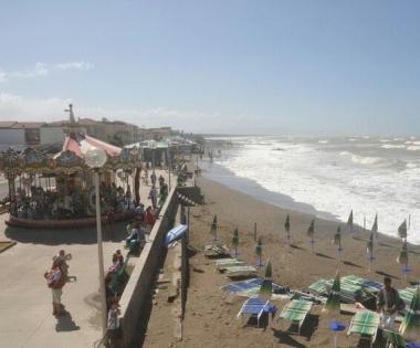Il lungomare di Marina di Cecina minacciato dal mare