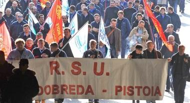 Il prefetto stringe la mano alla delegazione AnsaldoBreda, a destra le tute blu in corteo 