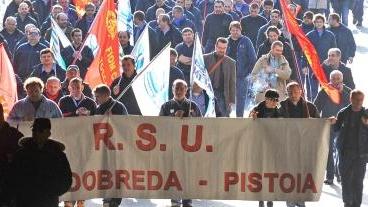 Il prefetto stringe la mano alla delegazione AnsaldoBreda, a destra le tute blu in corteo