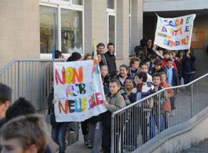 Manifestazione dei bambini contro i furti nella scuola