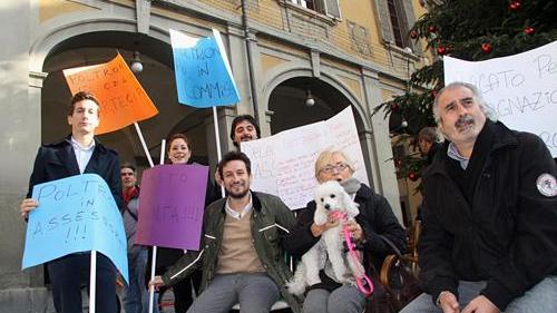 Il Pdl attacca Fli: eccovi le poltroneprotesta in piazza della "Giovane Italia"