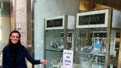 Distrugge vetrina e fioriera in pieno centro: denunciato