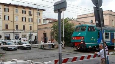Un treno al passaggio a livello di via Marruota