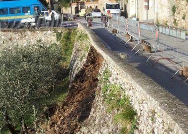 Il cedimento del muro di contenimento in via di Ruota 