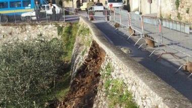 Il cedimento del muro di contenimento in via di Ruota