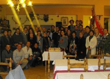 I quarantenni che hanno partecipato alla seconda edizione della cena al ristorante dellhotel Cacciatore                