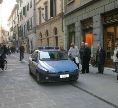 La polizia in via Del Papa a Empoli 