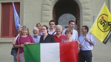 I sindaci di Larciano e Lamporecchio durante la festa per la vittoria del sì al referendum