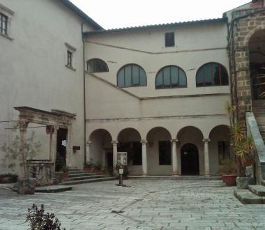 <b>IL CORTILE </b>di Palazzo Orsini sede di mostre darte e dellufficio turistico preso dassalto dai topi 