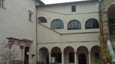 <b>IL CORTILE </b>di Palazzo Orsini sede di mostre d’arte e dell’ufficio turistico preso d’assalto dai topi