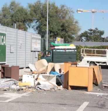 Rifiuti abbandonati in strada 