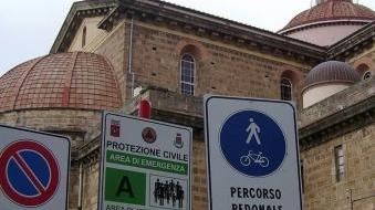 Il segnale in piazza della Vittoria che indica il passaggio pedonale e ciclabile