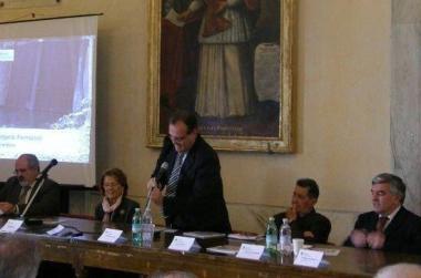 Il sindaco Massimo Caleo apre il convegno per presentare il nuovo Canale Lunense 