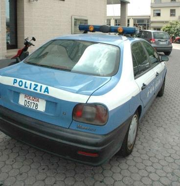 Un intervento da parte di una volante della polizia 