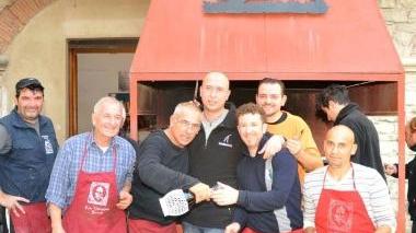 Un gruppo di volontari che cucinano alla brace
