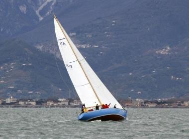 <b>SUGLI SCUDI.</b> La barca a vela della Capitaneria di Porto di Viareggio 