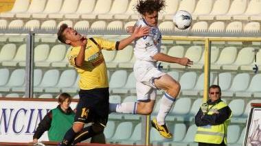 Un anticipo di Lorenzo Stovini nel corso della partita in casa del Modena
