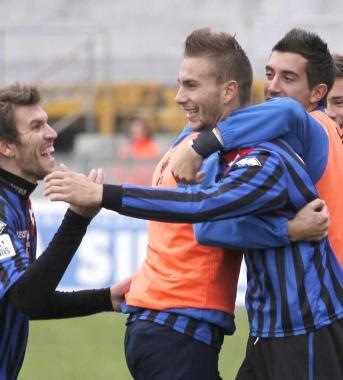 Perez festeggiato dai compagni 