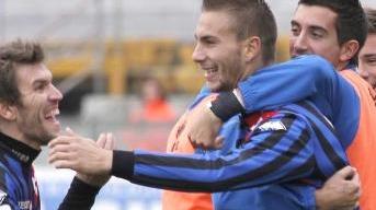 Perez festeggiato dai compagni