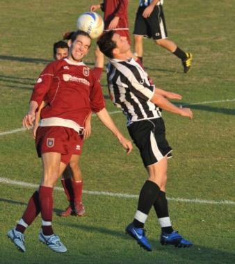 Paolo Regoli cerca di colpire la palla di testa 