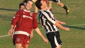 Paolo Regoli cerca di colpire la palla di testa