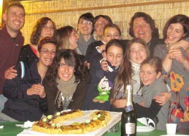 Foto di gruppo degli atleti intorno alla torta; sotto listruttrice Linda Vanni con i tre atleti medagliati 
