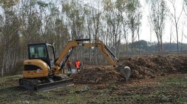 Una ruspa al lavoro lungo la Bientinese per far arrivare l’acqua nell’area che deve essere allagata in modo da spegnere l’incendio della torbiera