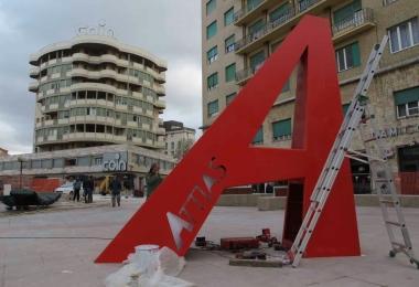 La grande A comparsa da ieri in piazza Attias come simbolo       