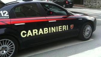 Un controllo dei carabinieri parte del materiale sequestrato, compreso il metaldetector