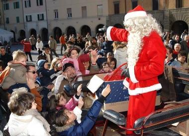Di fianco unimmagine del Natale Sotto lassessore Gianluca Giancaterino   