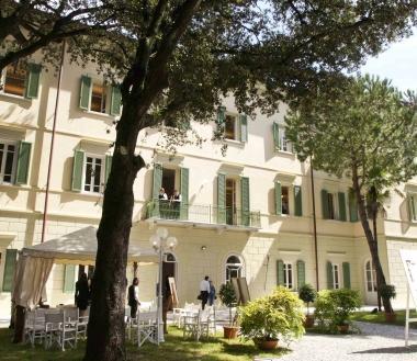 Sopra Villa Bertelli, accanto il centro di Forte 