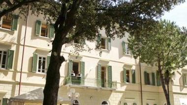 Sopra Villa Bertelli, accanto il centro di Forte