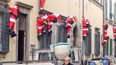 I pupazzi di Babbo Natale in via della Madonna