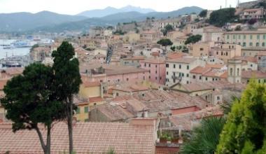 Una veduta del centro abitato di Portoferraio, il Comune pi&ugrave; popolato dellIsola dElba    