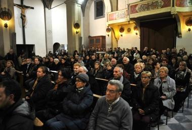 In senso orario: laffollata chiesa di Cigoli durante la messa; il sindaco e il vescovo accanto al presepe; i primi visitatori che ammirano la rappresentazione; il dipinto con la restituzione della Madonna dei Bimbi 