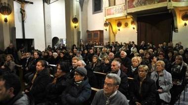 In senso orario: l’affollata chiesa di Cigoli durante la messa; il sindaco e il vescovo accanto al presepe; i primi visitatori che ammirano la rappresentazione; il dipinto con la restituzione della Madonna dei Bimbi
