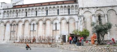 Il presepe in corso di allestimento in piazza San Michele 
