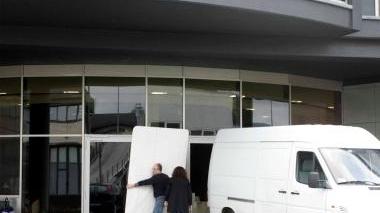 Gli operai impegnati a cambiare il vetro frantumato dai ladri