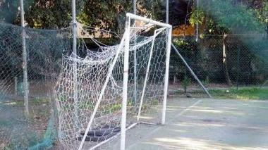 <b>RETE DISTRUTTA.</b> Un particolare del campetto al Borgo del Ponte