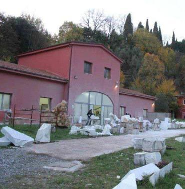 Laboratori di scultura dellAccademia nel parco della Padula 