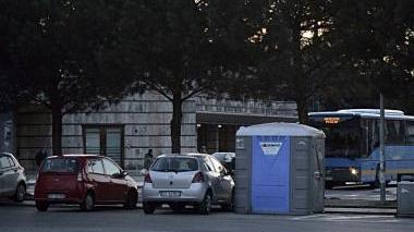 L’area di sosta attuale a fianco della stazione