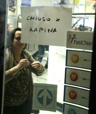 Rapinatore bloccato dai dipendenti