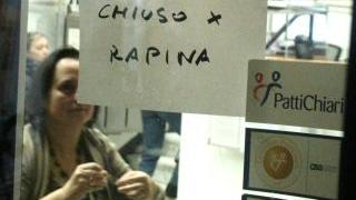 Rapinatore bloccato dai dipendenti