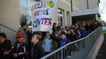 La manifestazione dei bambini della “Fornaciari” dopo il furto di computer e stampanti