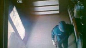Filmati mentre rubano in pizzeria