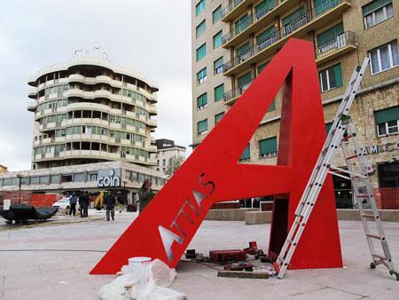Una A alta 4 metri in piazza Attias