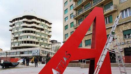 Una A alta 4 metri in piazza Attias