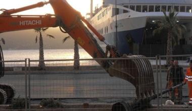 La ruspa abbatte uno dei lampioni in calata Mazzini      
